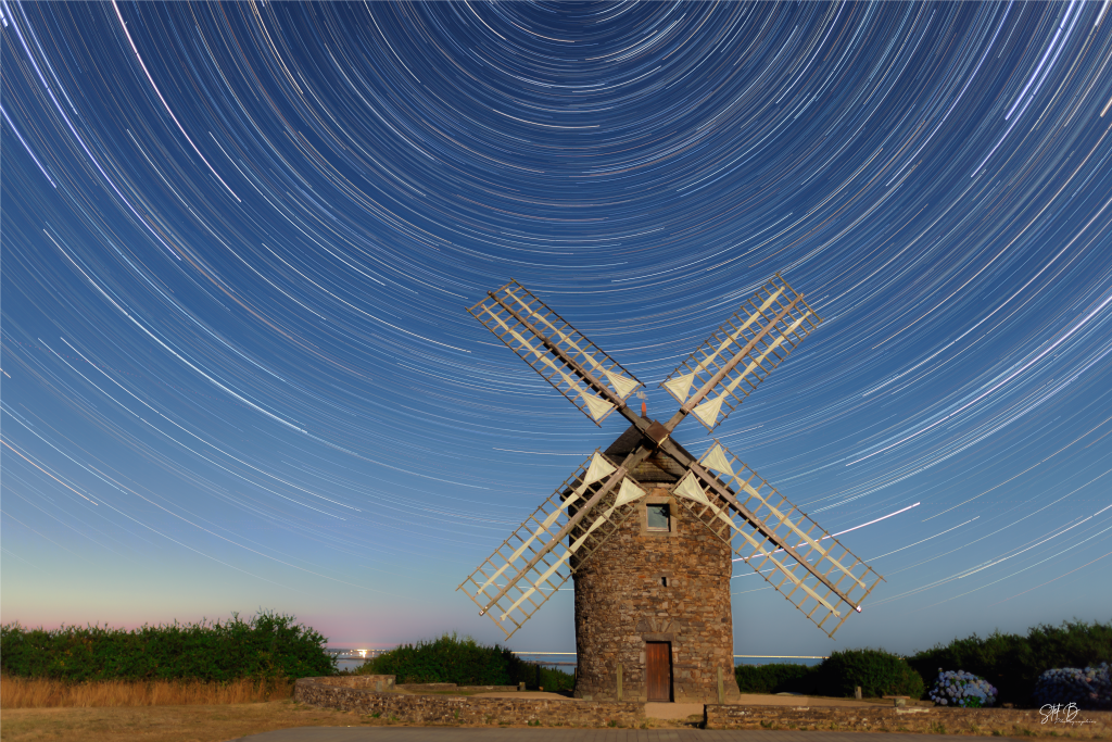 Le moulin de Craca (Plouézec - Cotes d'Armor) sous la lune; Avec un filé d'étoiles "circumpolaire"